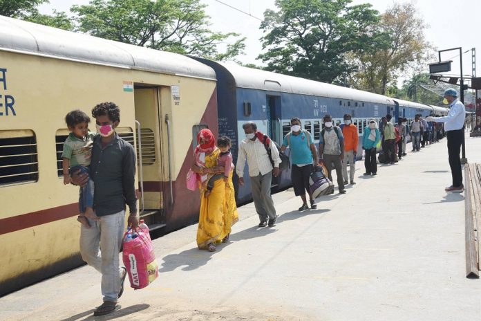 Migrants arrive at Danapur Junction